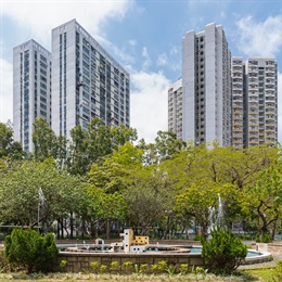 摩士公园（二号公园）内的喷泉运用流水的声音和水柱的喷洒，为市区环境增添安详和宁静的感觉。